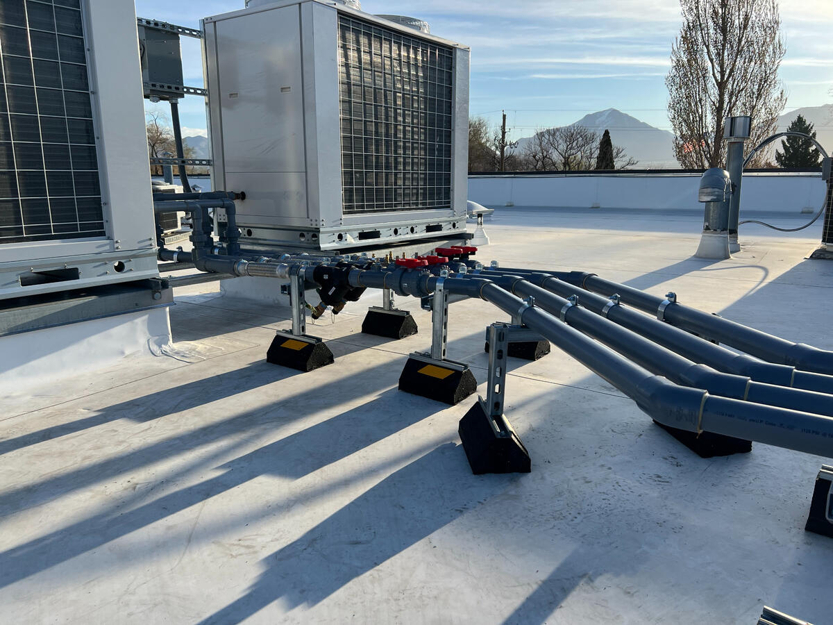 Piping installation connecting multiple rooftop HVAC units